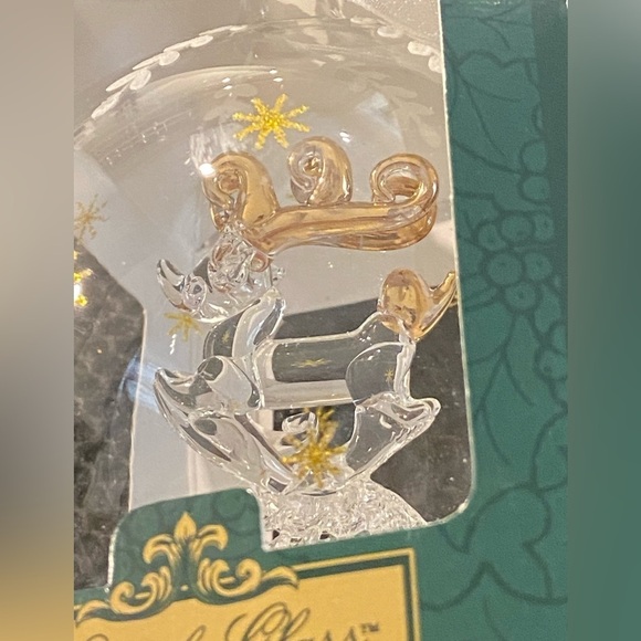 Kringle Glass Colour Changing Leaping Reindeer Ball Ornament - Picture 4 of 16